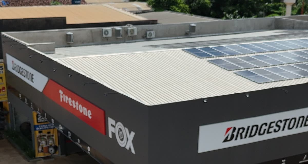 Loja da Fox em Ariquemes vista de cima, com a fachada escura e o logo da Fox