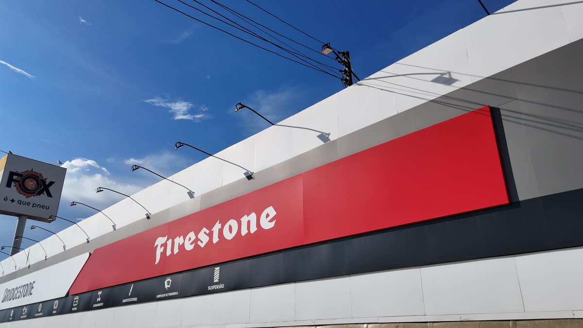 Fachada da Fox Nações Unidas, com o totem da Fox e a faixa vermelha da Firestone